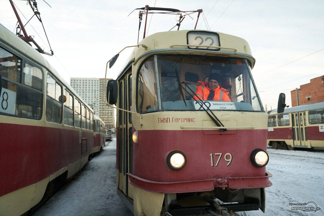 В Екатеринбурге из-за массового ДТП на ЖБИ встали трамваи