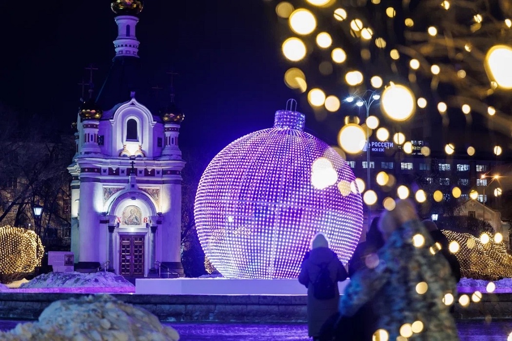 Пятиметровый шар из 50 000 светодиодов заработал в Екатеринбурге на площади Труда