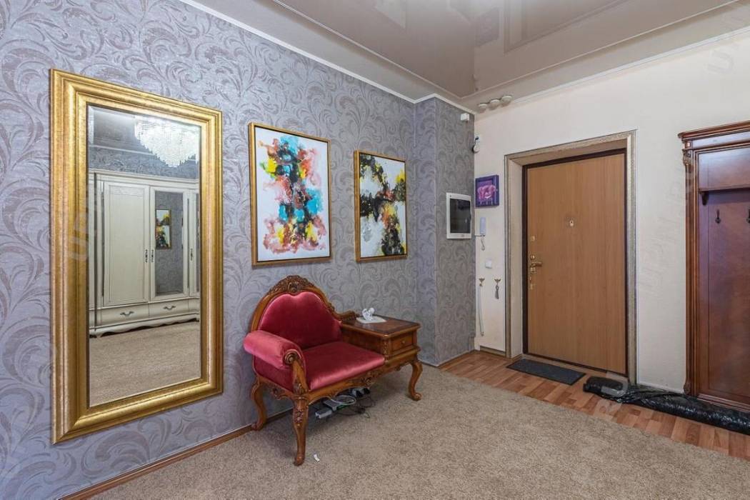 В Екатеринбурге двухэтажную квартиру со статуэткой петуха в спальне продают за 75 миллионов