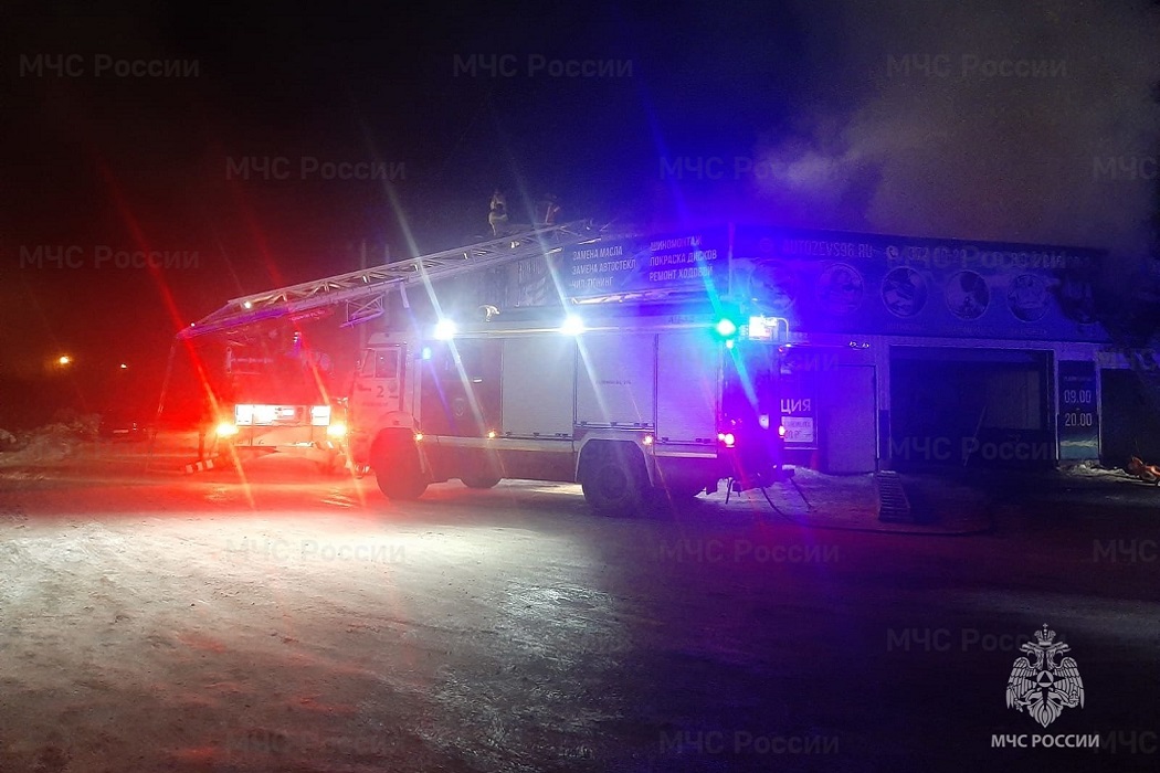 В Екатеринбурге ночью горел автосервис на Крауля