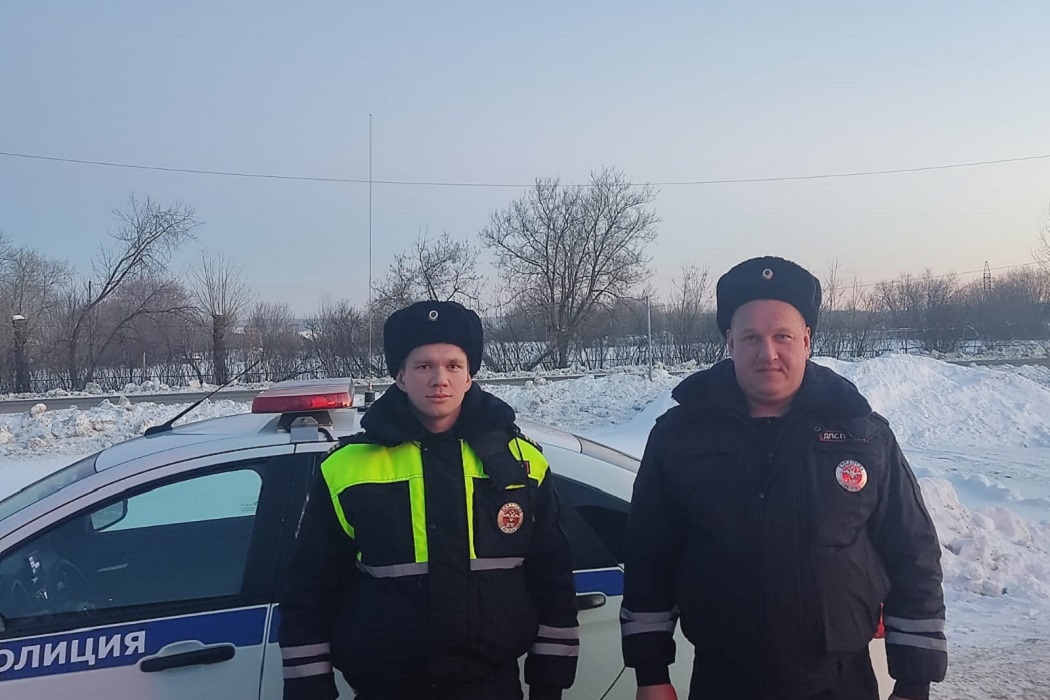 На Урале инспекторы ДПС спасли отравившегося выхлопными газами водителя