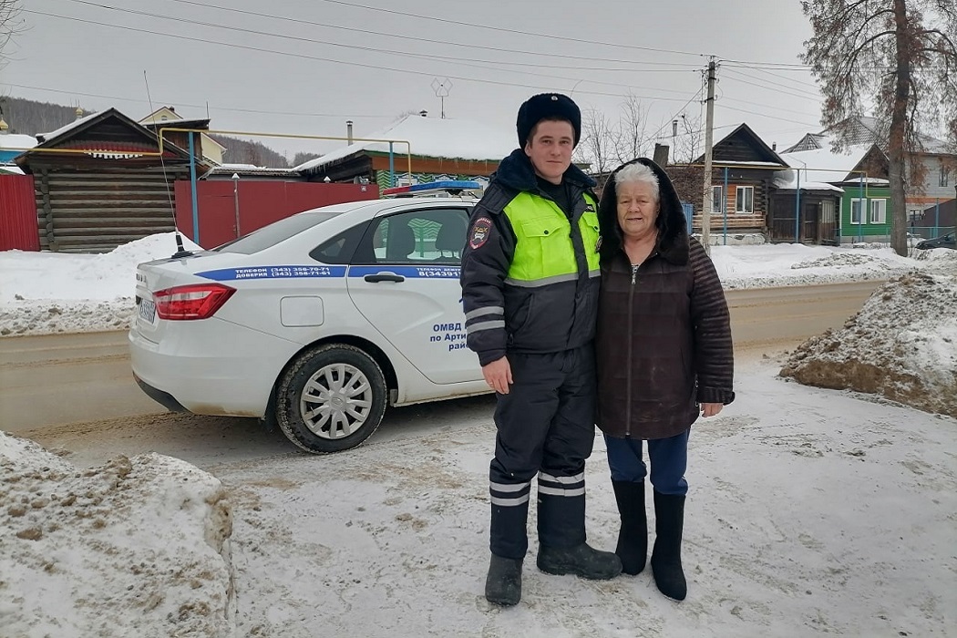 На Среднем Урале инспекторы ГИБДД спасли людей на пожарах в Лесном и Арти
