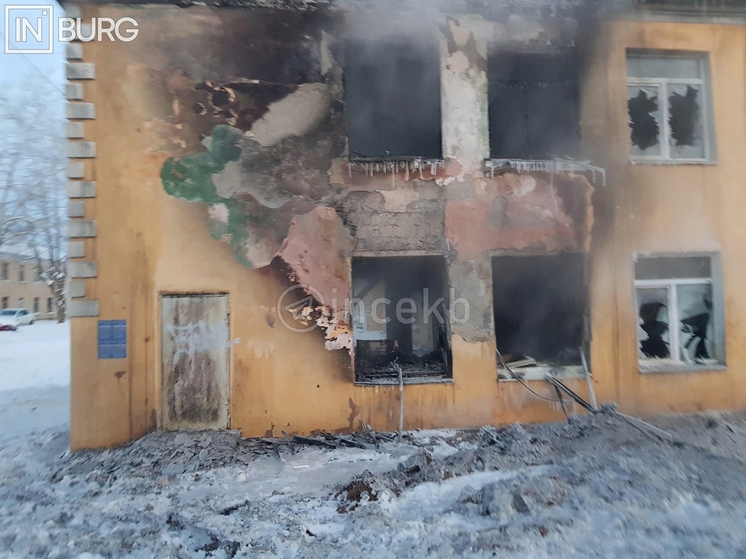 В Екатеринбурге пожарные спасли 15 человек из горящего дома на Шефской