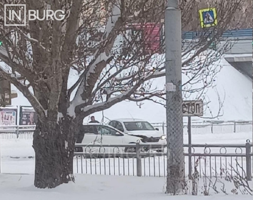 В Екатеринбурге столкнулись три машины на перекрёстке у Трансагентства