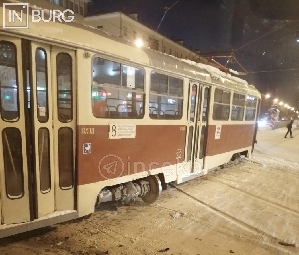 Трамвай №8 сошёл с рельсов и повредил две машины в центре Екатеринбурга