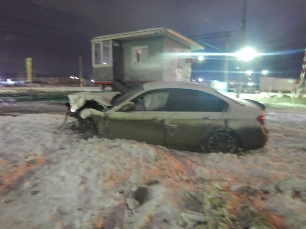 В Екатеринбурге водитель BMW врезался в железнодорожную будку, уходя от полиции