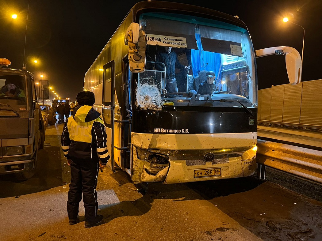 Под Екатеринбургом водитель автобуса №120 с 51 пассажиром протаранил три машины