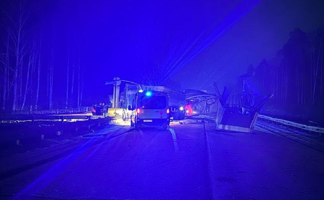 Фура Scania обрушила кузовом пешеходный мост на 42 км ЕКАД 