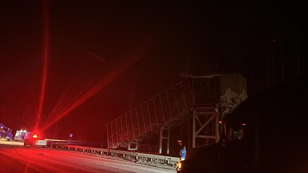 Фура Skania обрушила кузовом пешеходный мост на 42 км ЕКАД 