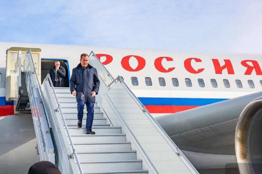 Медведев + самолёт + Дмитрий Медведев на борту самолёта + Медведев на борту самолёта + Медведев прилетел на совещание