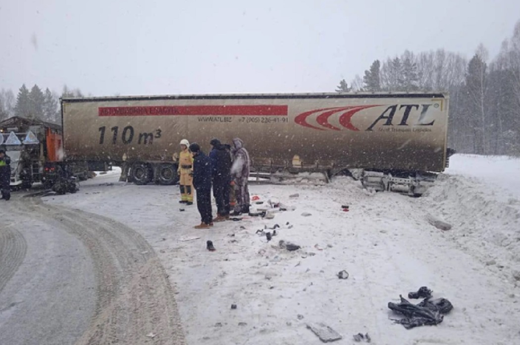 На трассе Пермь – Екатеринбург микроавтобус столкнулся с двумя грузовиками и опрокинулся