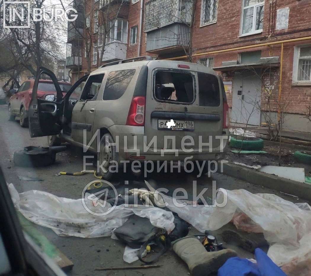 В Екатеринбурге буйный мужчина разнёс припаркованную на улице Индустрии машину