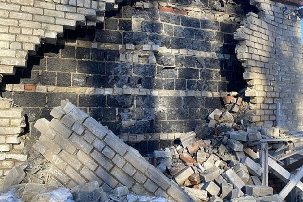 Обрушение кирпичной кладки + часть стены разрушилась + морг + морг разрушается + здание морга Серовской горбольницы разрушается