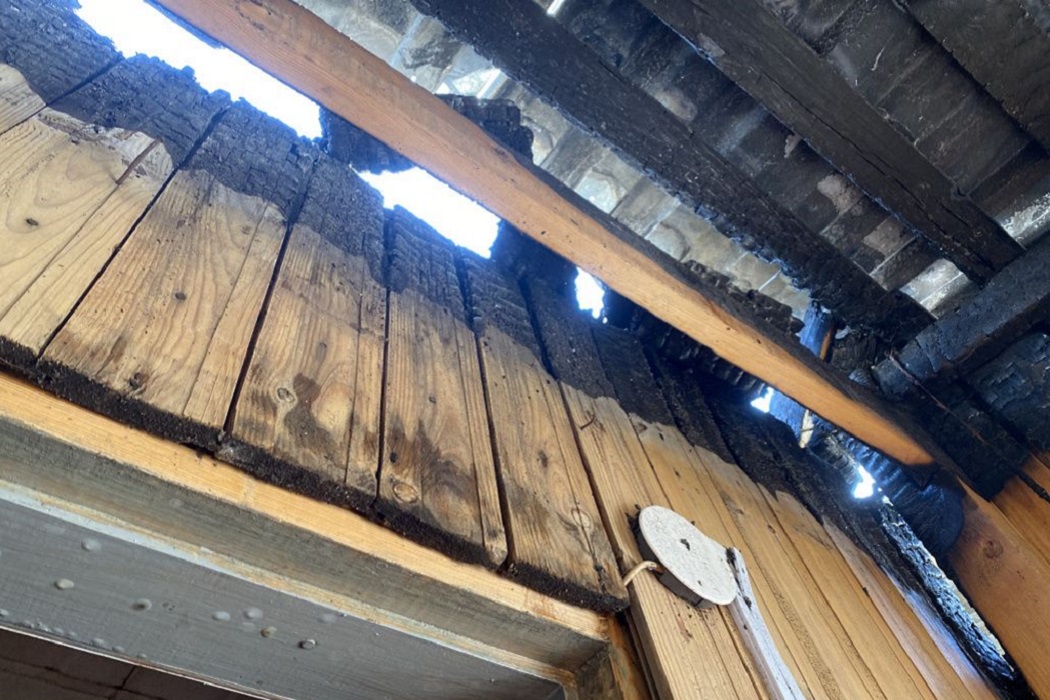 В Серове погорельцы просят помощи в восстановлении крыши: они пострадали от соседа
