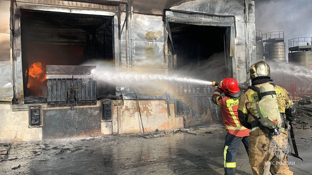 Площадь пожара в лакокрасочном цехе в Арамиле увеличилась до 4000 квадратных метров
