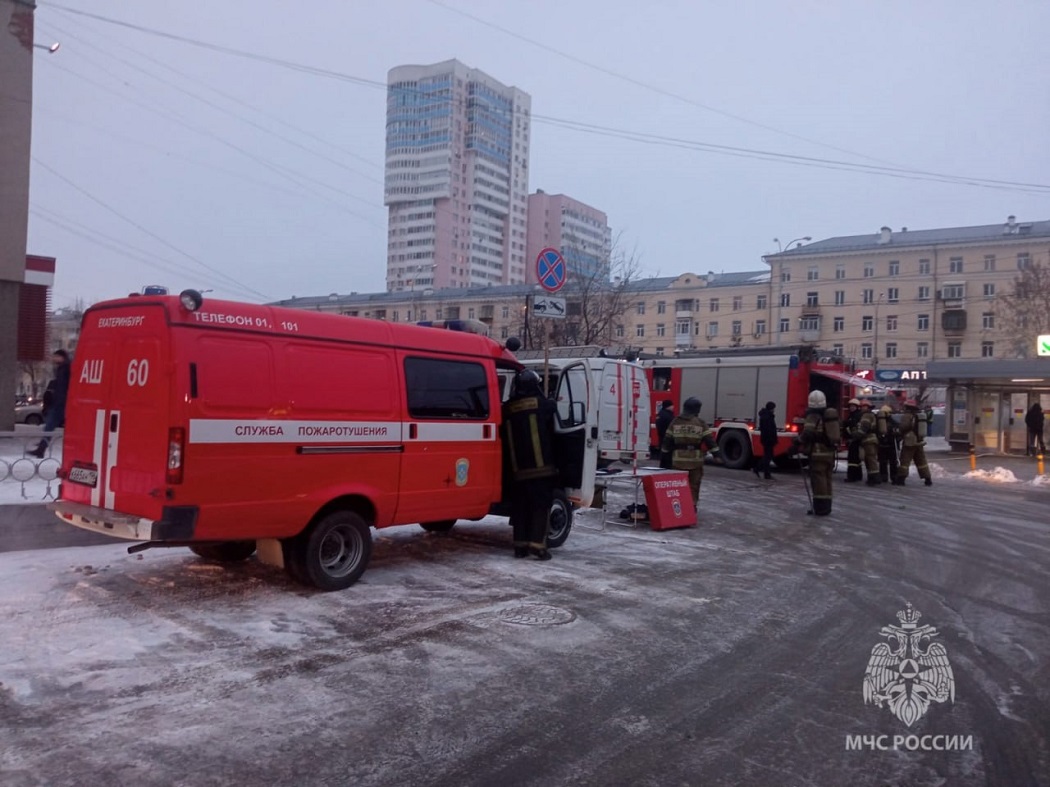 Эвакуированы 385 человек из-за пожара на станции метро «Уралмаш»