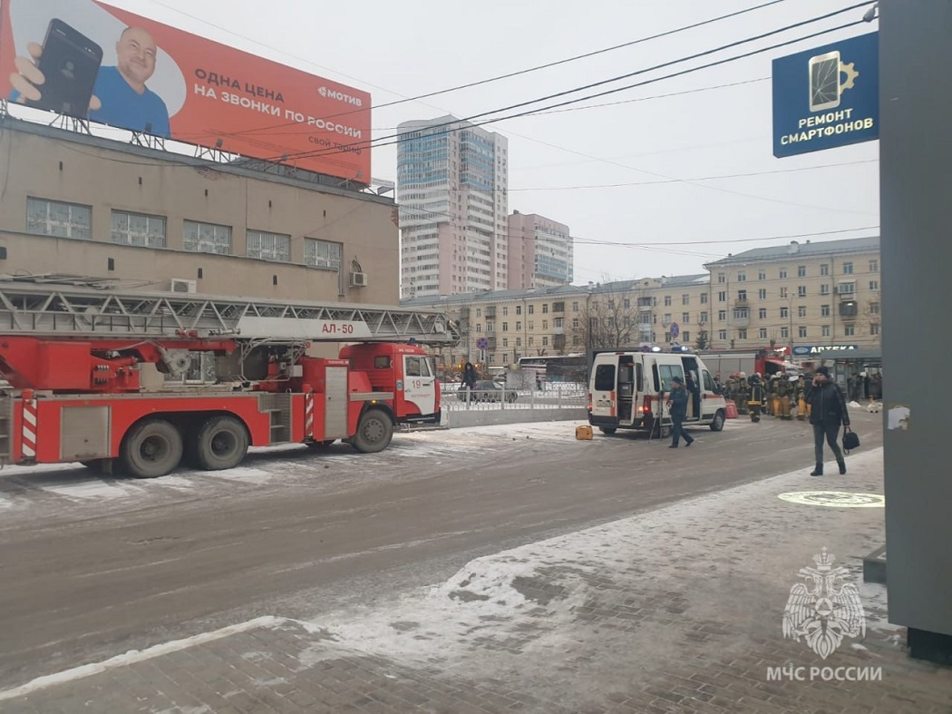 Эвакуированы 385 человек из-за пожара на станции метро «Уралмаш»