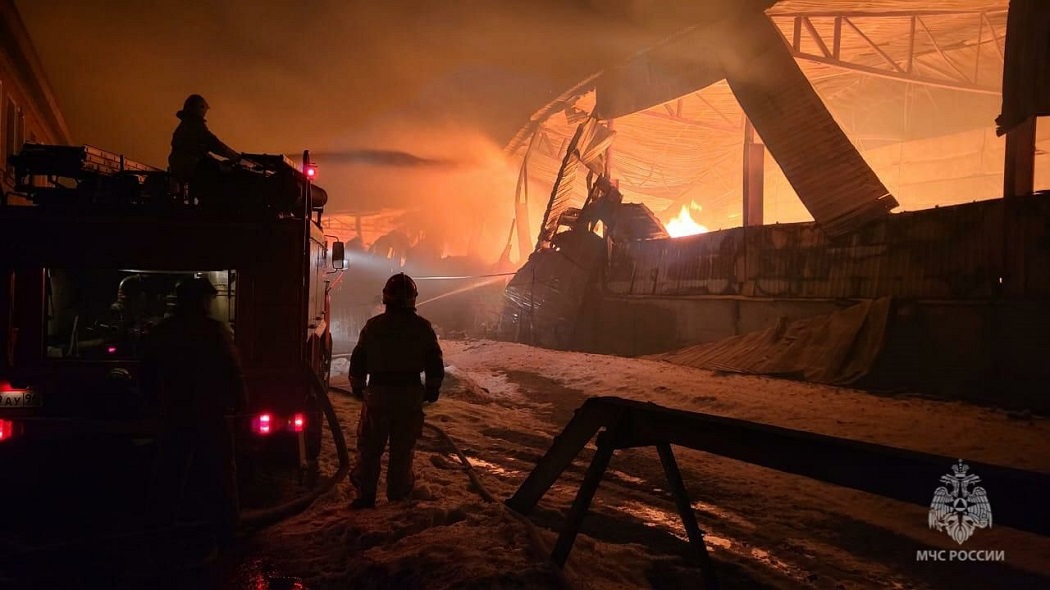 Крупный пожар в ангаре на площади 1600 квадратных метров тушат в Тавде 