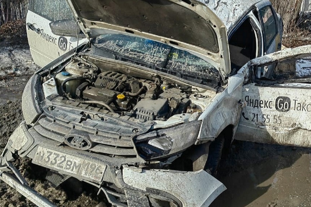Такси + такси попало в аварию + такси попало в ДТП + Яндекс Go + автомобиль Яндекс + автомобиль попал в аварию