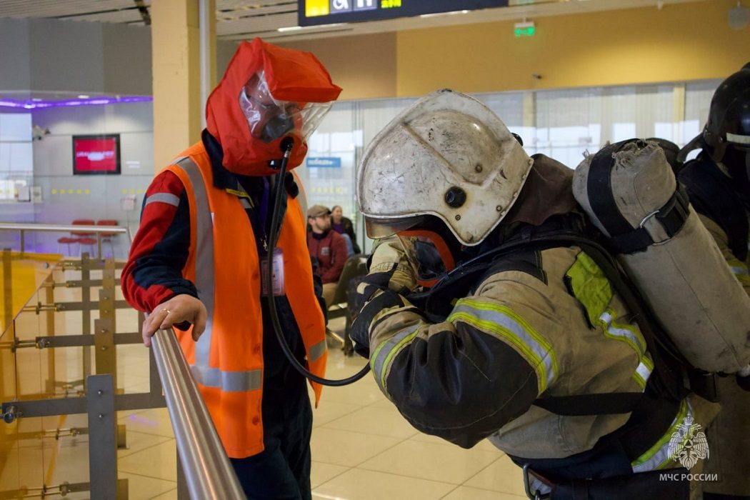 К аэропорту Кольцово съехались 60 пожарных и 15 единиц спецтехники