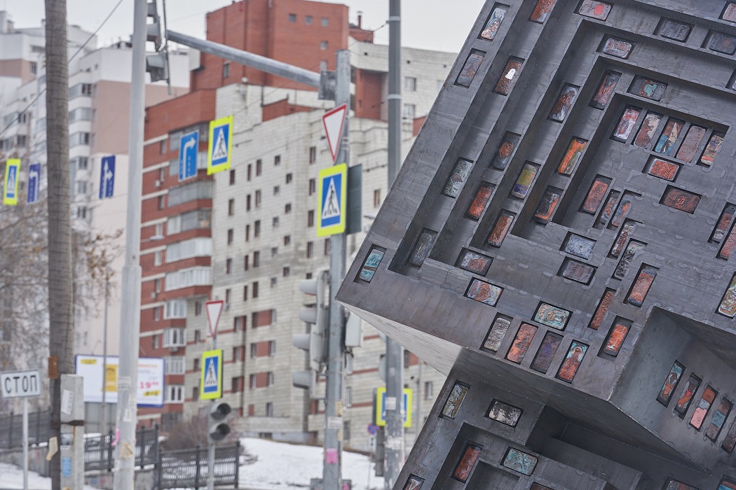 Стальной арт-объект «Визмут» со скриншотами смартфонов появился в Екатеринбурге