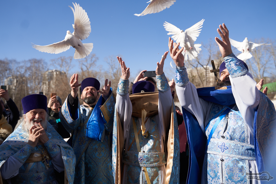 Благовещение голуби. Благовещение праздник Голубка. Священники в голубой одежде на Благовещение. Христианские праздники Благовещение.