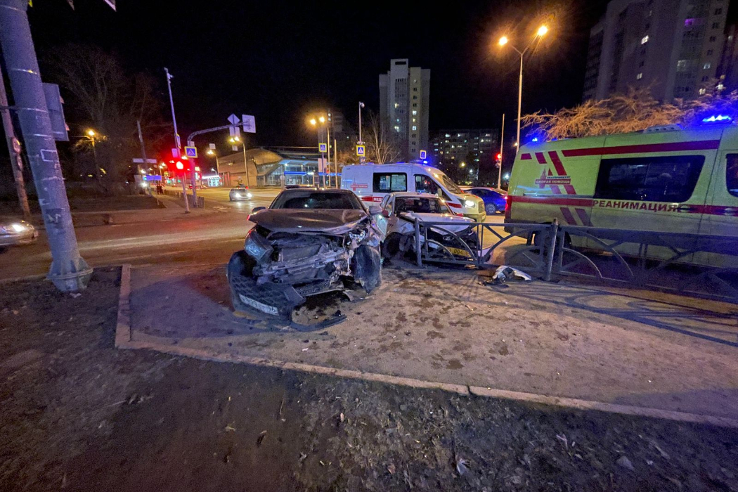 В Екатеринбурге при столкновении «Лада Гранта» и «Лада Веста» пострадал 7-летний пассажир такси