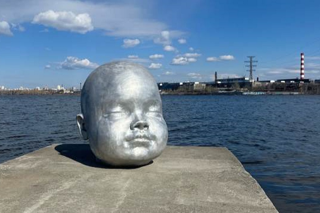 Трёхметровая голова «Индустриального младенца» появилась на Верх-Исетском пруду