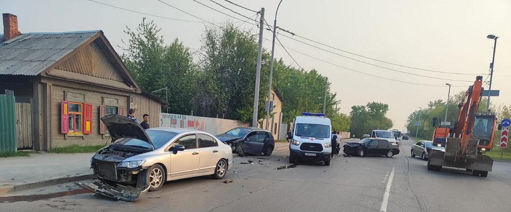 В Екатеринбурге 19-летний водитель Lada устроил ДТП с тремя пострадавшими