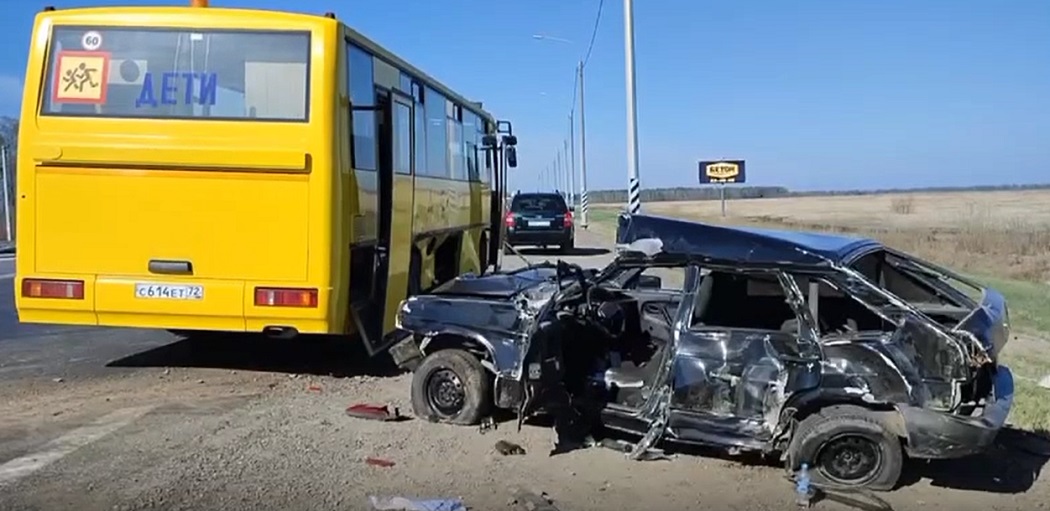 В ДТП на трассе «Екатеринбург-Тюмень» Lada влетела в школьный автобус