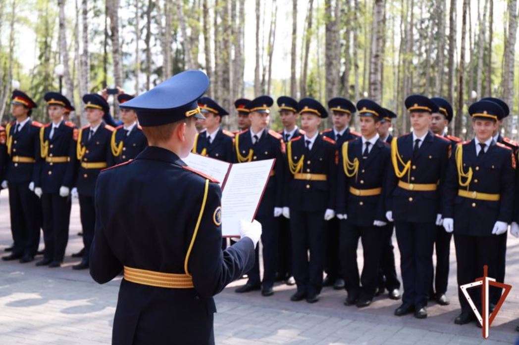 Офицеры Росгвардии приняли торжественную клятву у кадет подшефной школы-интерната в Югре