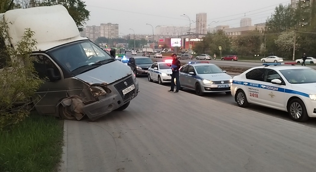 В Екатеринбурге 61-летний водитель «Газели» врезался в опору ЛЭП на ЖБИ и погиб