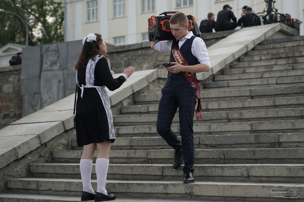 Последний звонок-2024: в Екатеринбурге школьники прыгают с моста на столб и в Исеть