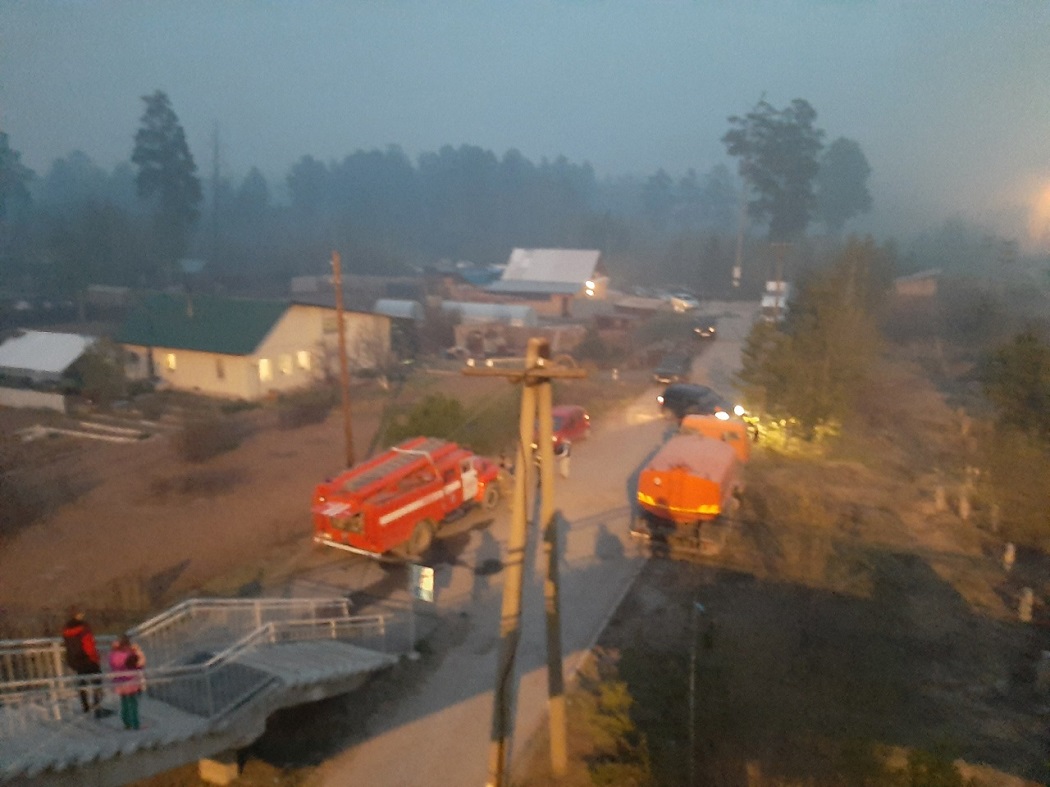 Восемь человек эвакуировали из посёлка Стриганово под Режом из-за лесного пожара