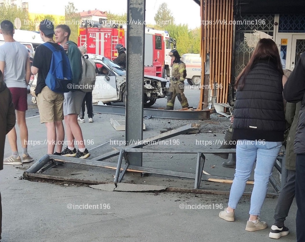 В Первоуральске пьяный водитель Subaru снёс остановку у ТЦ «Пассаж»