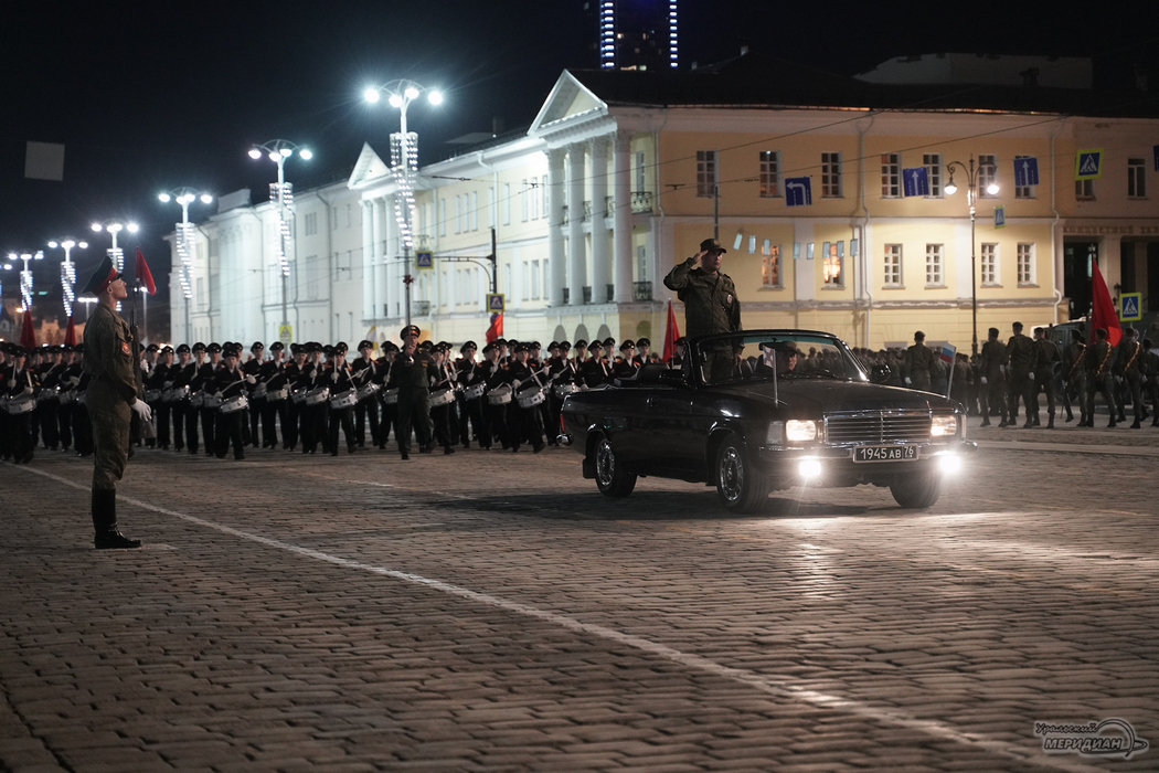 Аты-баты: в центре Екатеринбурга прошла ночная репетиция парада Победы