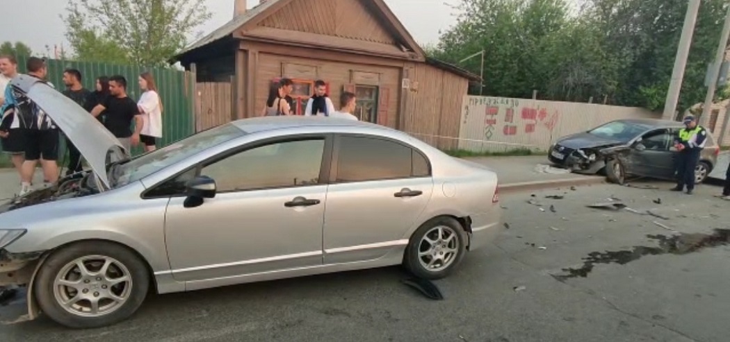В Екатеринбурге 19-летний водитель Lada устроил ДТП с тремя пострадавшими