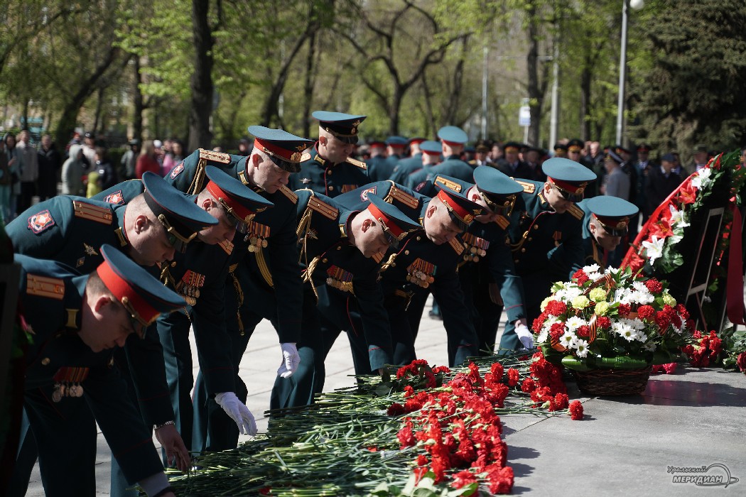 В Екатеринбурге торжественно возложили цветы к памятнику Георгию Жукову