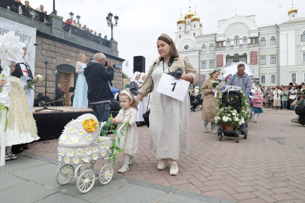 В Екатеринбурге прошёл парад украшенных белыми цветами детских колясок