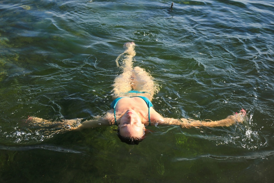 Cиськи плавают в воде и под водой фото (30 фото)