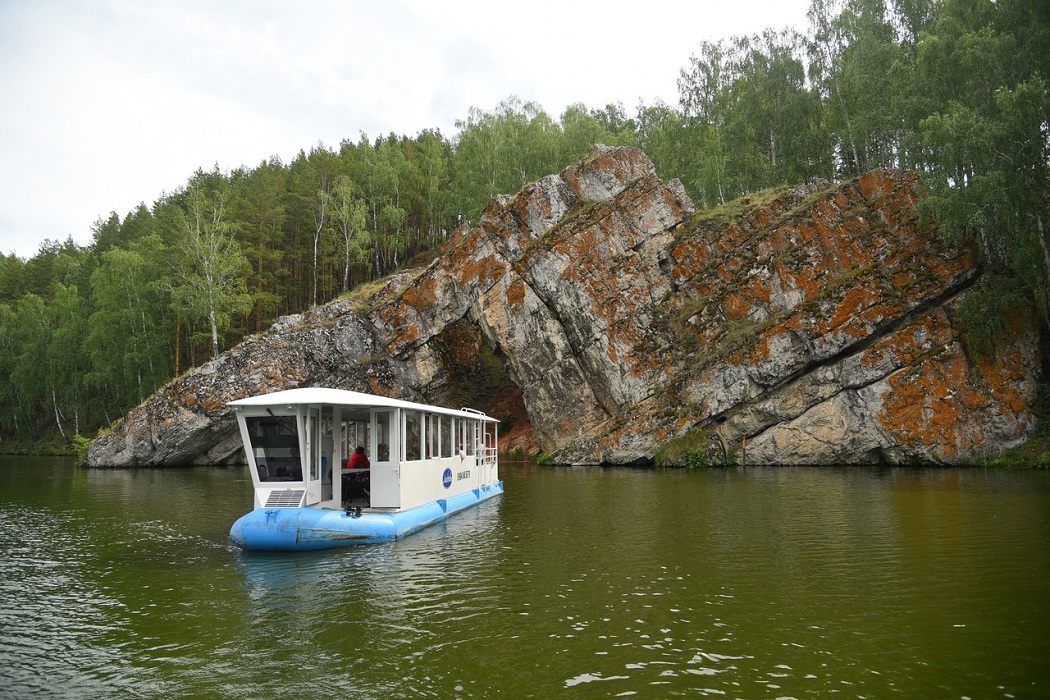 Скалы из ила Уральского моря можно увидеть с воды в 100 км от Екатеринбурга