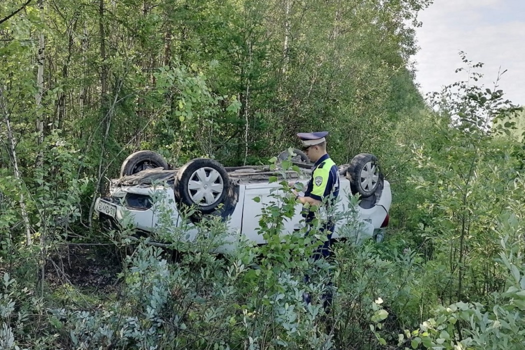 На Серовском тракте водитель Renault врезался в автобус с пассажирами и погиб