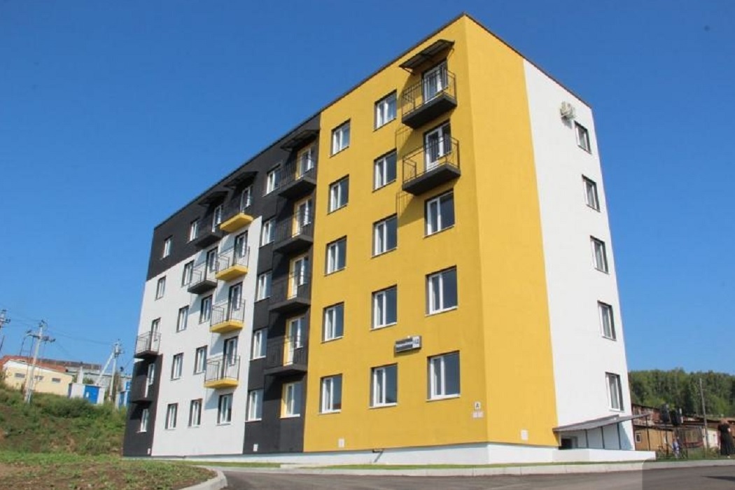 Дети-сироты Артинского района получили ключи от 25 квартир в новой пятиэтажке