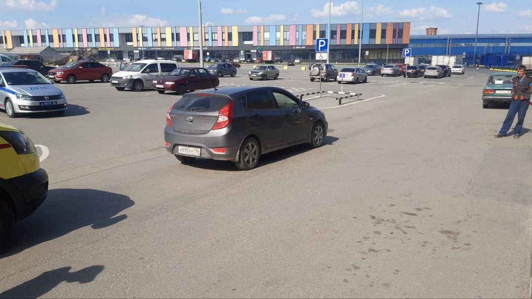 В Екатеринбурге иномарка сбила 8-летнего мальчика на самокате у ТЦ «Лента»