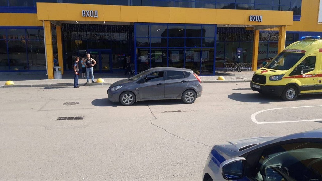 В Екатеринбурге иномарка сбила 8-летнего мальчика на самокате у ТЦ «Лента»