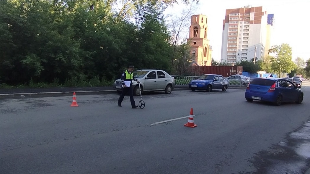 В Екатеринбурге Lada Vesta сбила перебегавшую дорогу 7-летнюю девочку