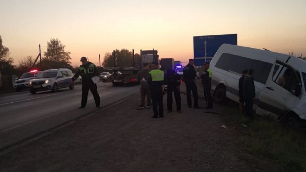 Автобус с 15 детьми и 5 взрослыми попал в ДТП под Екатеринбургом