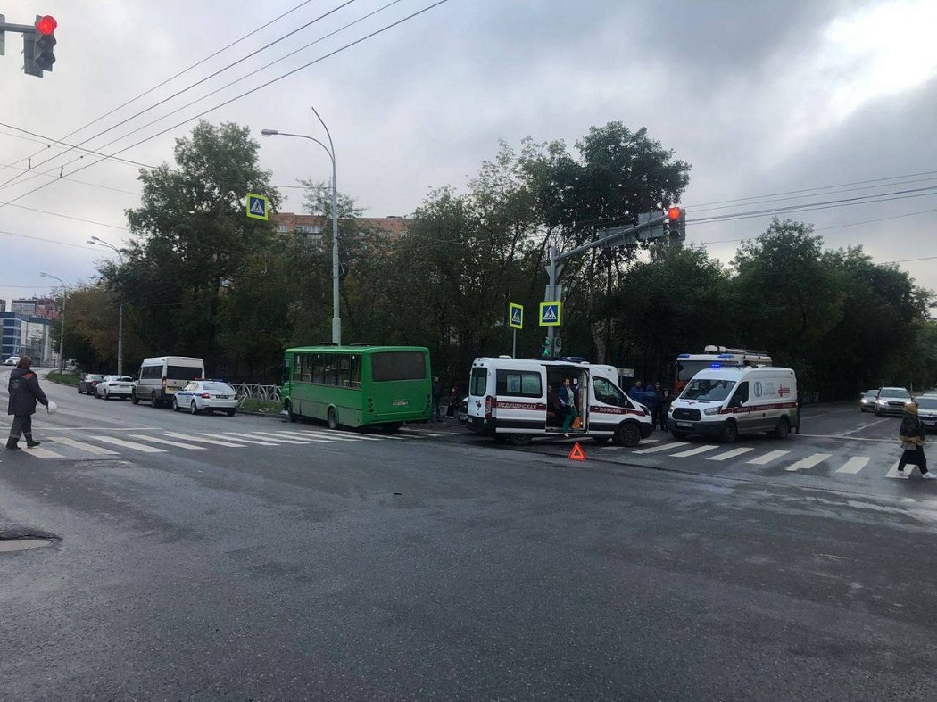 В Екатеринбурге автобус №082 влетел в столб, пострадали 12 пассажиров