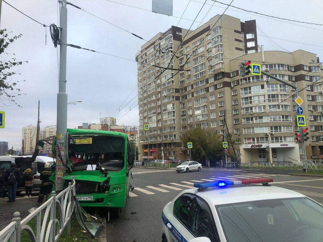 В Екатеринбурге автобус №082 влетел в столб, пострадали 12 человек