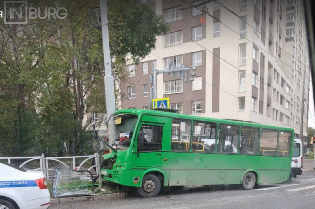 В Екатеринбурге автобус №082 с пассажирами влетел в столб на Сулимова